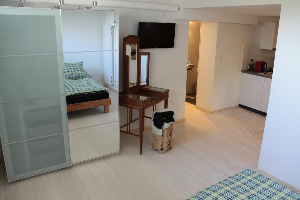 Swiss Borzoi House Panzió Vully-les-Lacs Szoba fotó